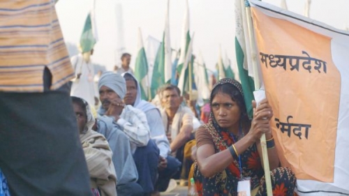 Pankhi Bai, eine Indigene vom Volk der Adivasi, protestiert gegen Landraub in Indien.