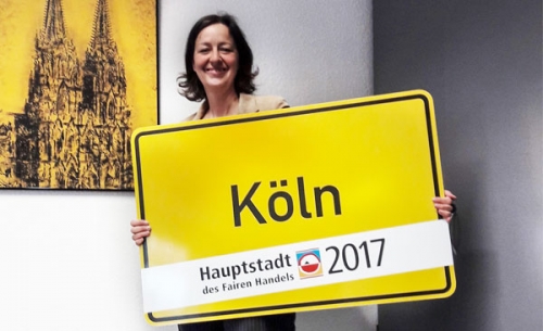 Johanna Pulheim hält ein Schild mit der Aufschrift "Köln" hoch.