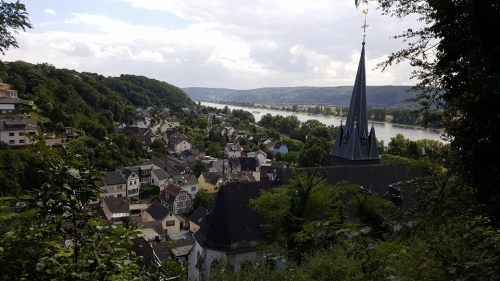 Eine kleine Stadt am Rhein