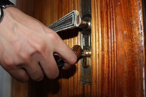 Hand dreht Schlüssel in Türschloss