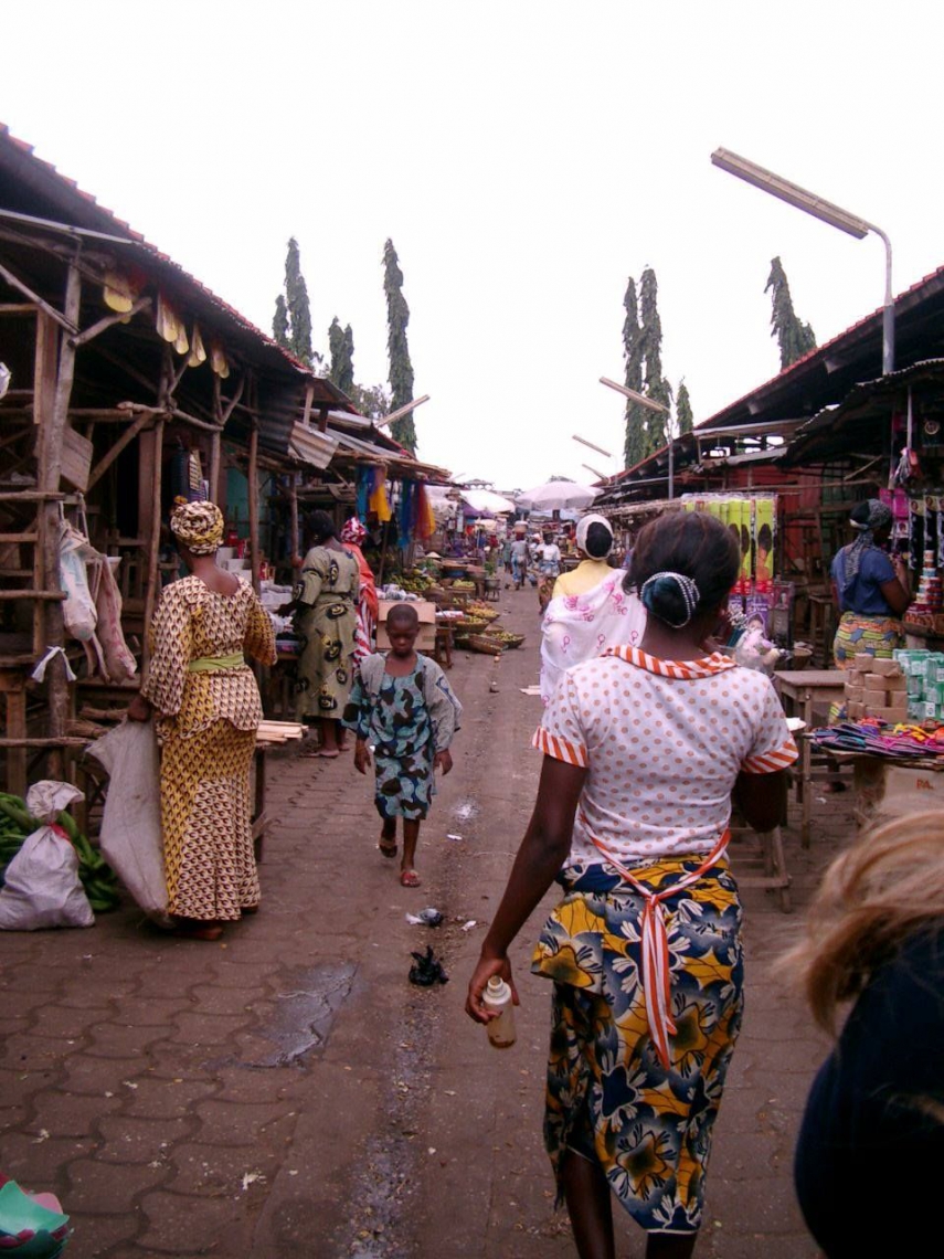 Menschen auf einem Markt in Benin