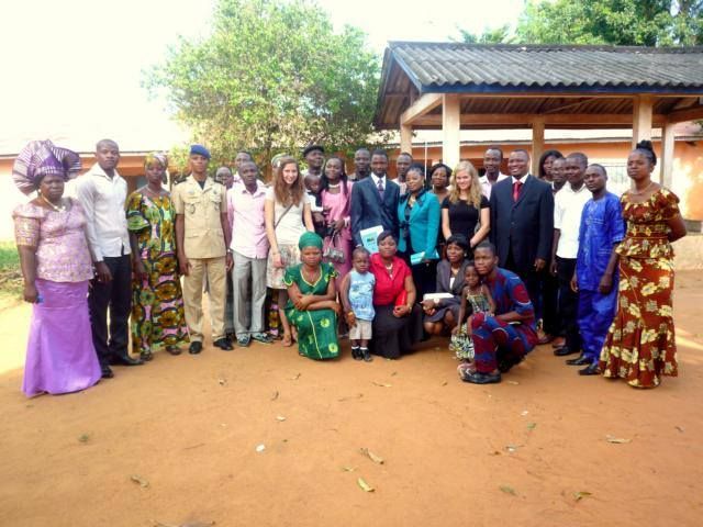 Gruppenbild von einer Hochzeitsgesellschaft in Benin.