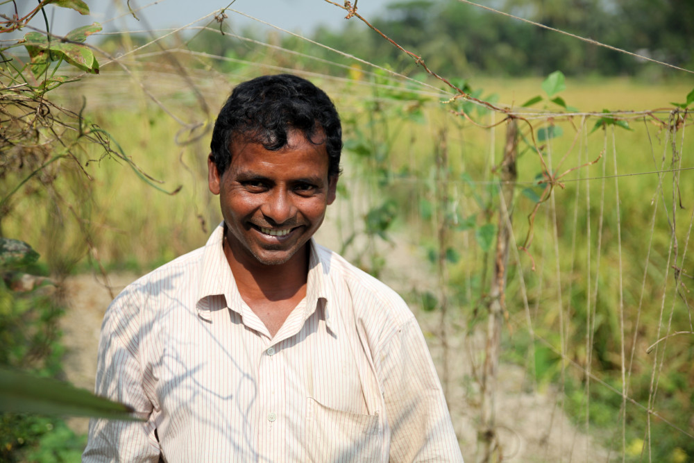 Dilip Mondal aus Indien auf seinem Feld.