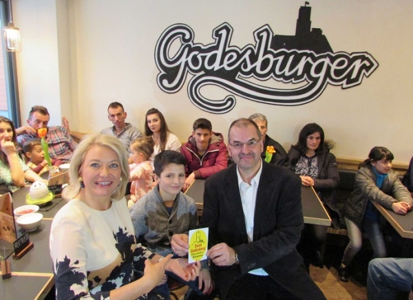 30 Asylbewerber freuten sich über ein kostenloses Burger-Menü im Godesburger