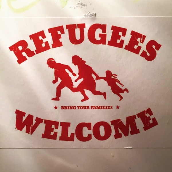 Aukleber mit Schriftzug Refugees Welcome