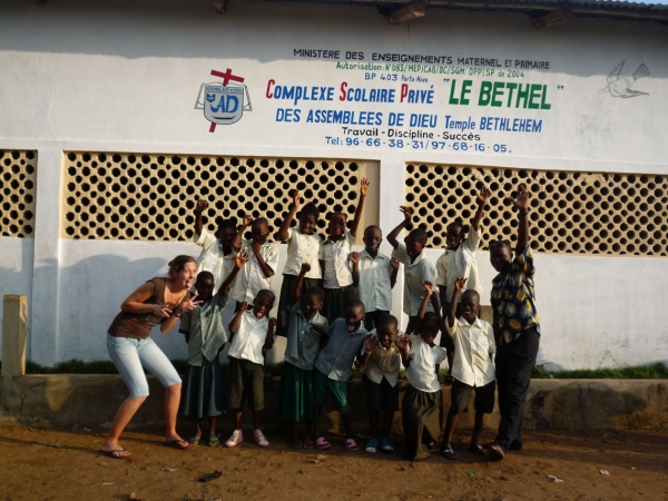 Kinder vor der Schule in Benin
